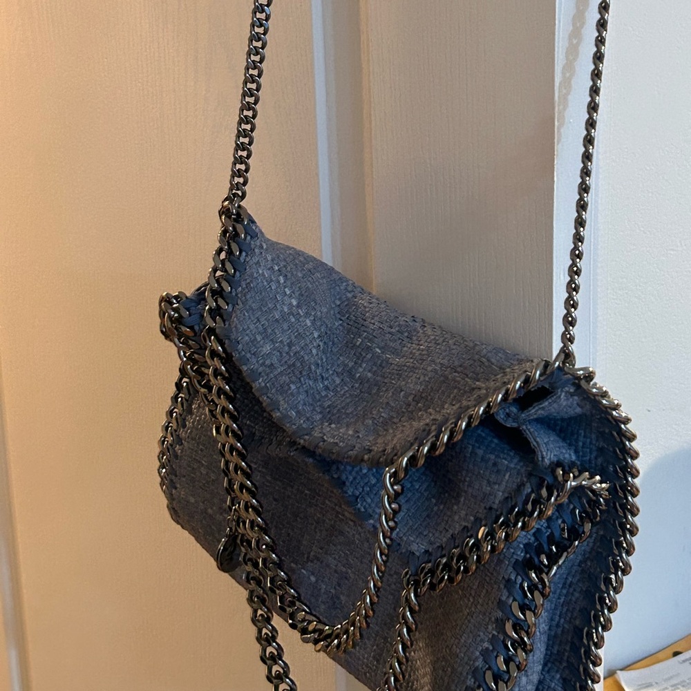 Elegant Black Leather Crossbody Bag with Adjustable Strap